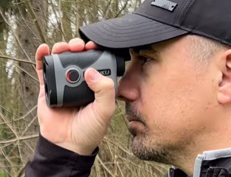 borknu golf rangefinder being looked through the score on the course