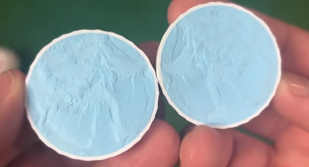 callaway supersoft cut open inside the golf ball is blue